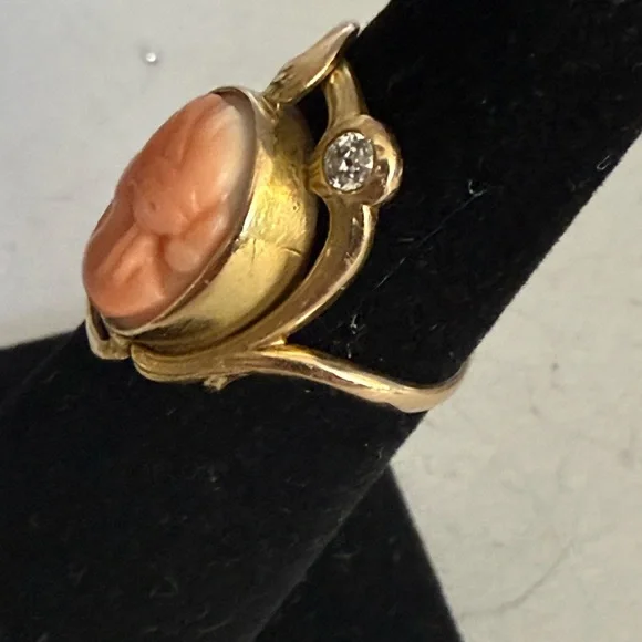 Estate yellow Gold diamond and Coral Cameo Ring 8.3 grams - Picture 4 of 7
